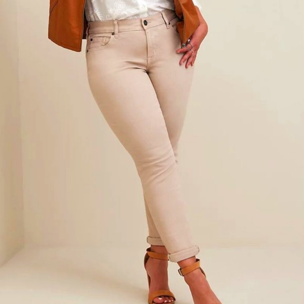 ❤️NWT TORRID JEAN BOYFRIEND STRAIGHT STRETCH MID-RISE TAN CREAM Size 16
